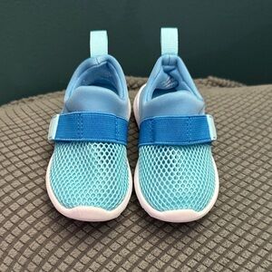 Cat & Jack- Size 5 Toddler Blue Mesh Sneakers/Water Shoes.